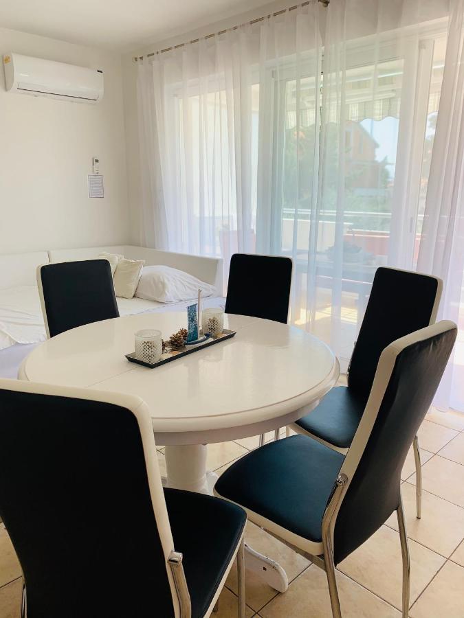 Ivana Apartment With Terrace Novalja Ngoại thất bức ảnh
