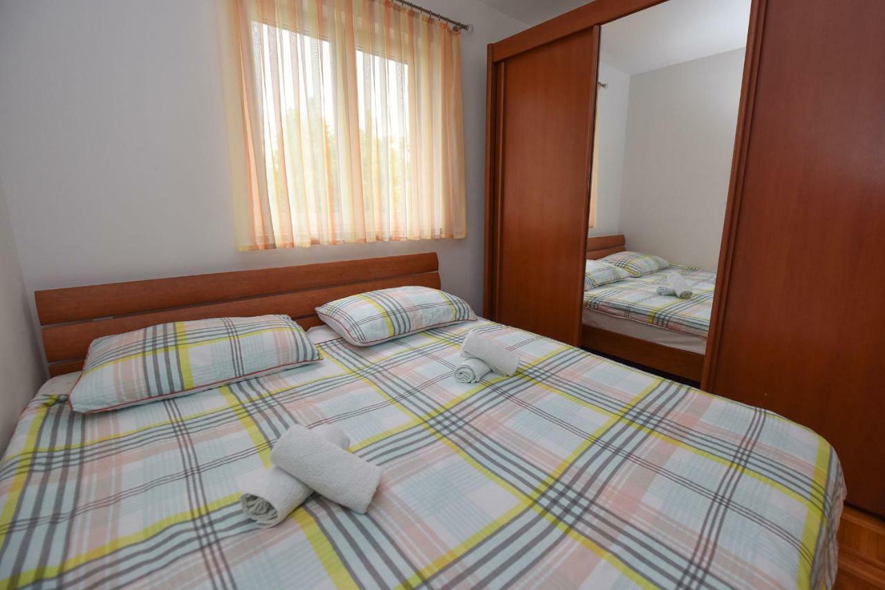 Ivana Apartment With Terrace Novalja Ngoại thất bức ảnh